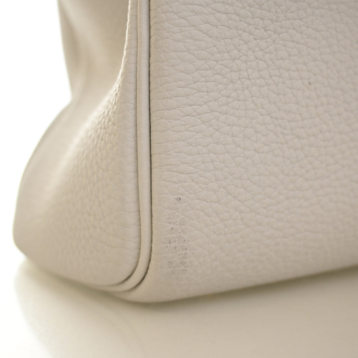 Pre-Owned Hermès GM Gris Pale Togo Leather Hac A Dos, corner and edge detail, photo 16 of 18