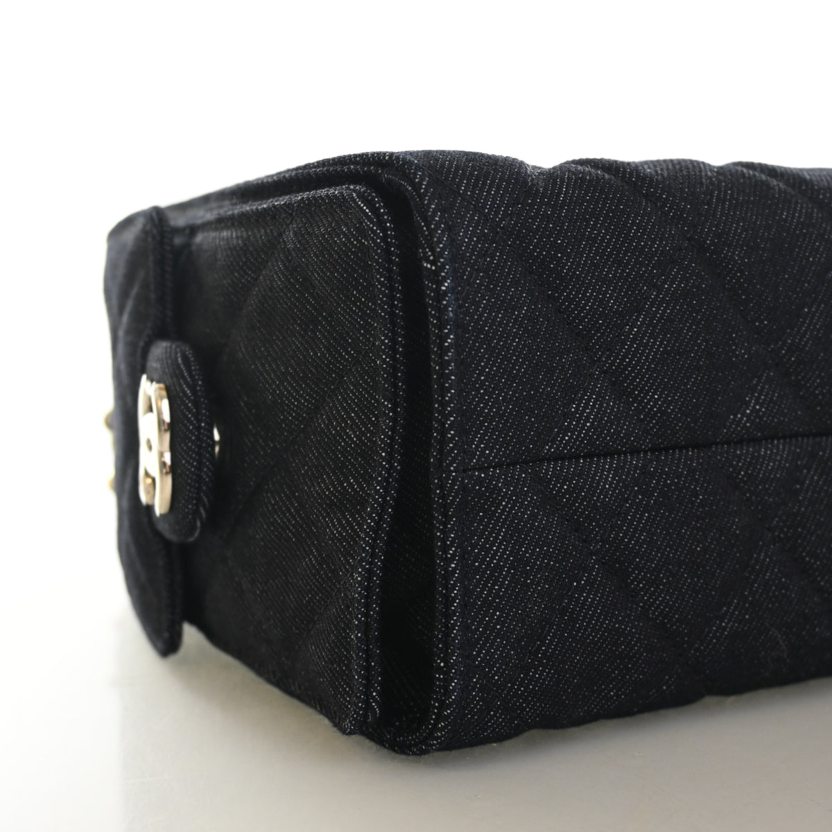 Pre-Owned Chanel Hobo Mini Denim 25, corner and edge detail