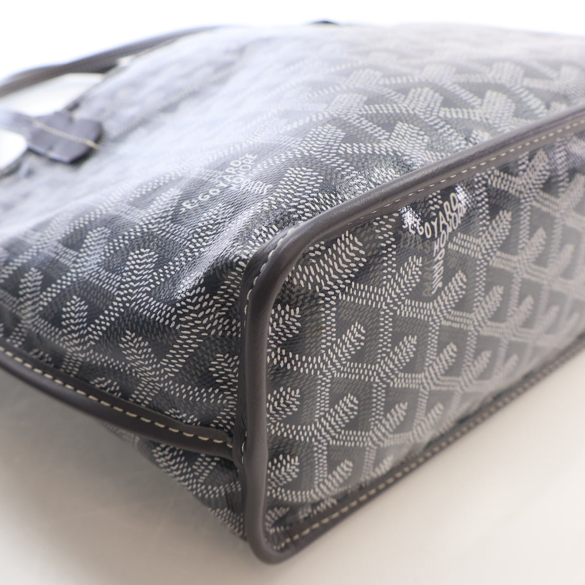 Pre-Owned Goyard Mini Goyardine Anjou, base and feet view, photo 12 of 16
