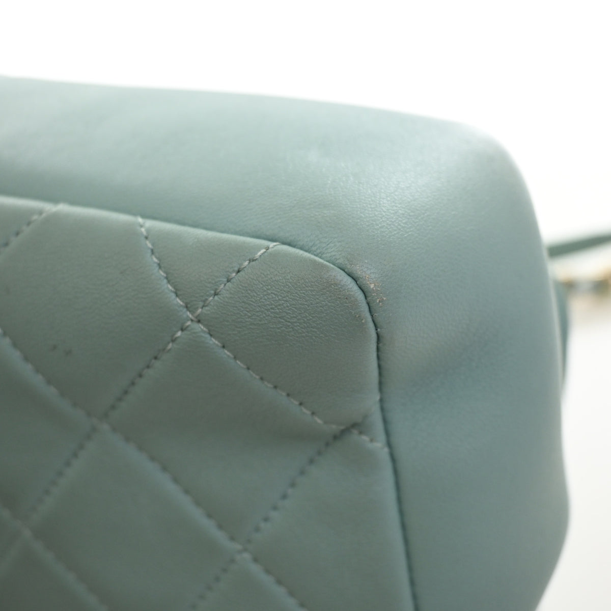 Pre-Owned Chanel Flap Bag Lambskin Elegant Chain, corner and edge detail, photo 16 of 18