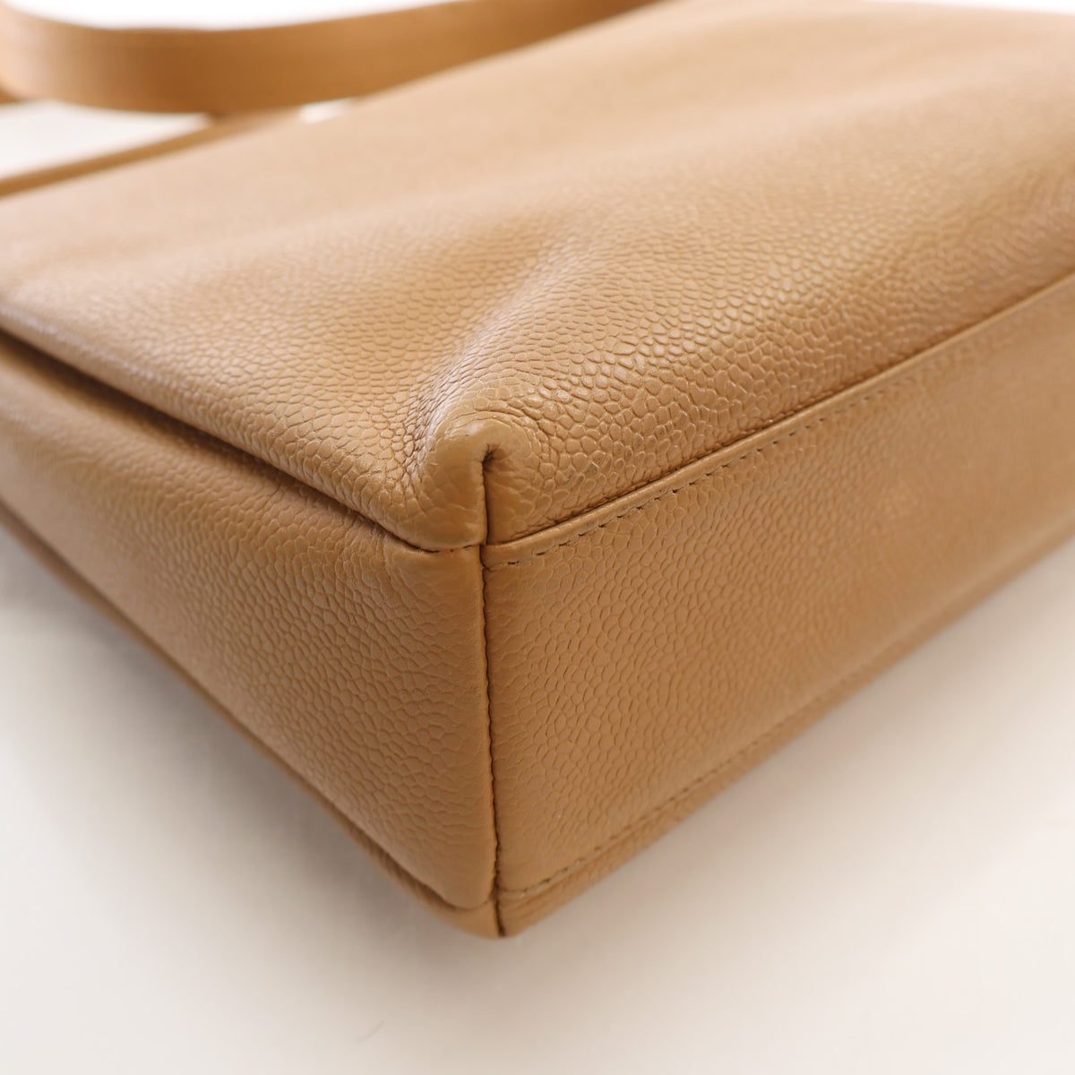 Vintage Chanel Flap Bag Caviar Leather CC, corner and edge detail, photo 12 of 17