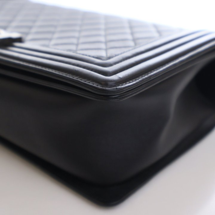 Pre-Owned Chanel Boy Bag Large Lambskin, corner detail