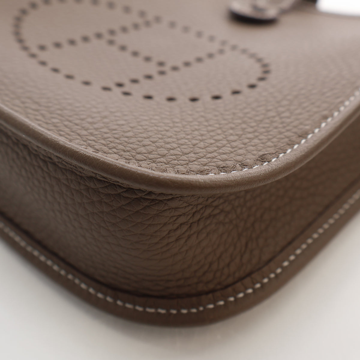 Pre-Owned Hermès Evelyne TPM Etoupe Clemence Leather 16, corner detail