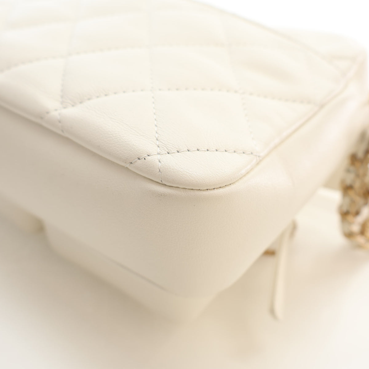 Pre-Owned Chanel Case Small Calfskin Camera, corner and edge detail, photo 13 of 16
