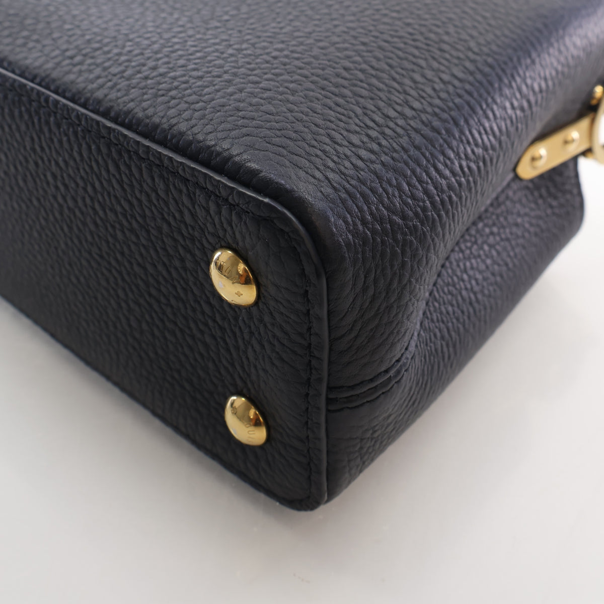 Pre-Owned Louis Vuitton Mini Taurillon Capucines, corner and edge detail
