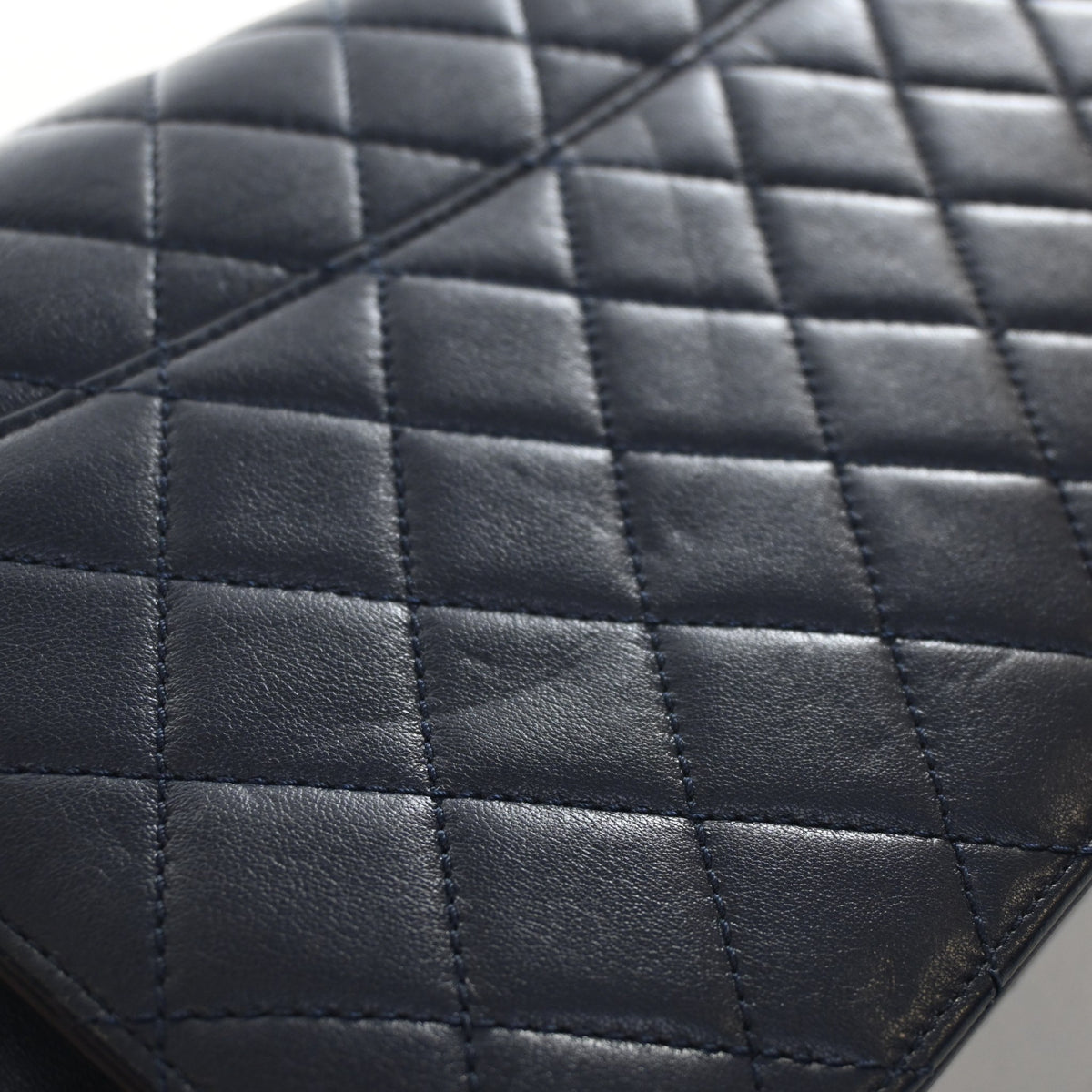 Pre-Owned Chanel Flap Bag Large Sheepskin Beauty Lock, corner and edge detail