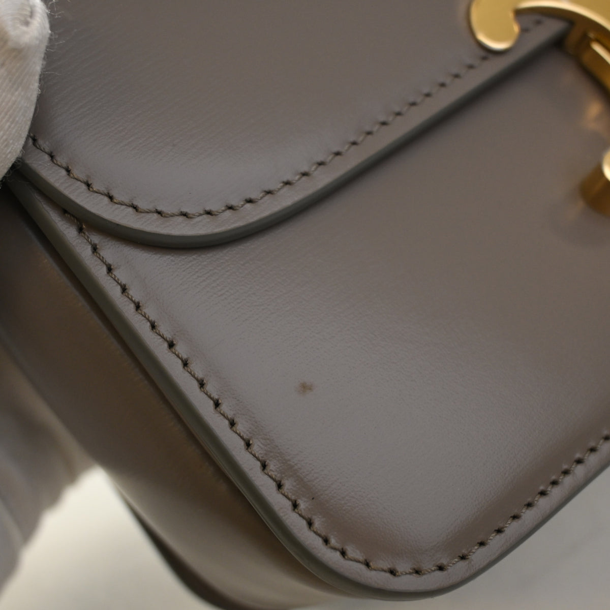 Pre-Owned Celine Flap Bag Teen Calfskin Triomphe, corner detail