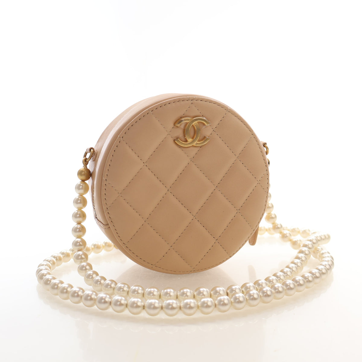 Pre-Owned Chanel Clutch Lambskin Pearl Chain Round, front view