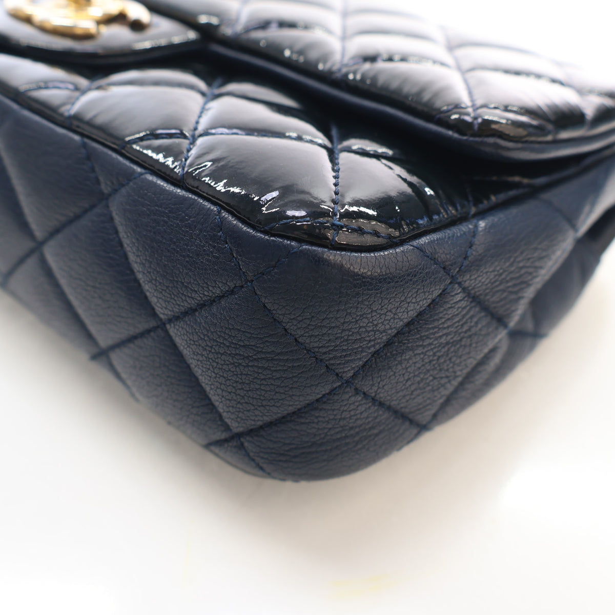 Pre-Owned Chanel Flap Bag Medium Patent Leather Classic Single, corner detail
