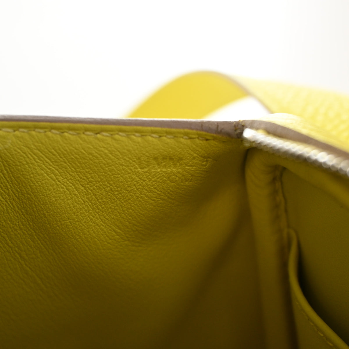 Pre-Owned Hermès Lindy Mini Lime Clemence Leather 20, corner and edge detail