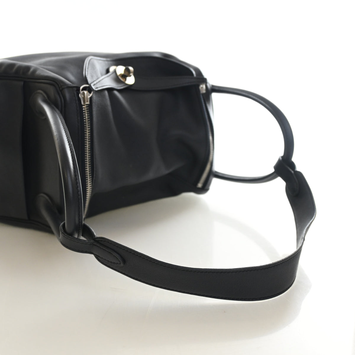 Pre-Owned Hermès Lindy 30 Bleu Nuit Swift Leather Verso, side profile