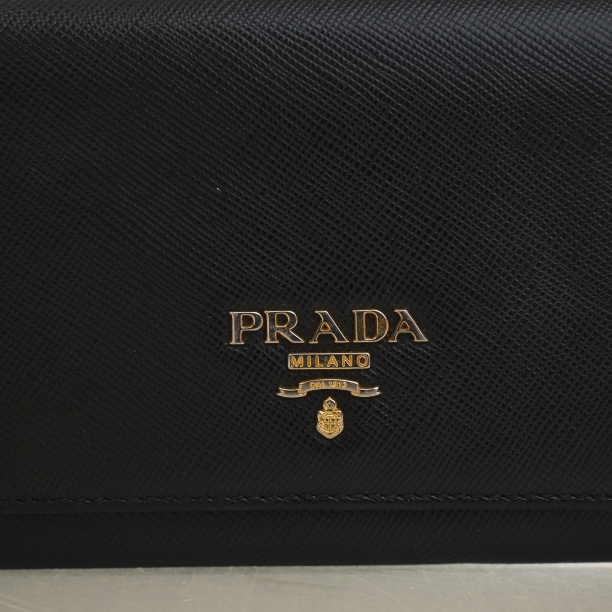 Pre-Owned Prada Wallet Saffiano Long, gold embossed logo detail