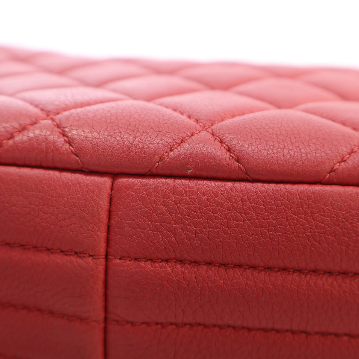 Pre-Owned Chanel Flap Bag Mini Lambskin Classic Single, corner and edge detail, photo 16 of 20