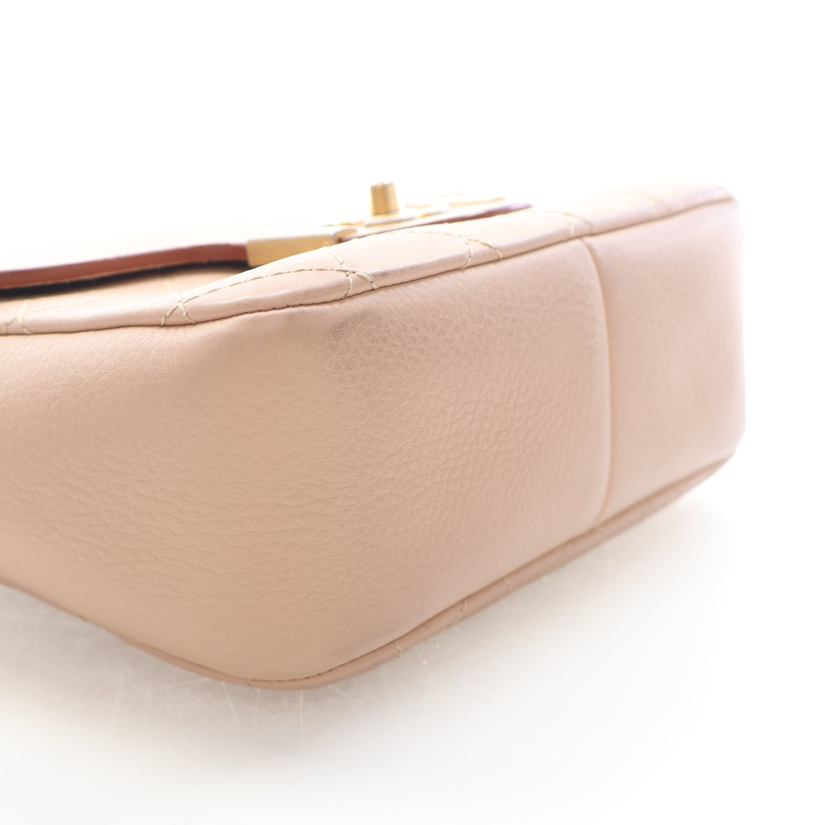 Pre-Owned Chanel Flap Bag Medium Calfskin Single, corner and edge detail