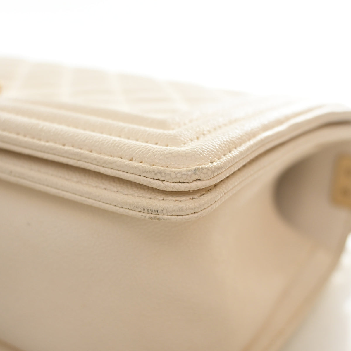 Pre-Owned Chanel Boy Bag Medium Caviar Leather, corner and edge detail, photo 17 of 18