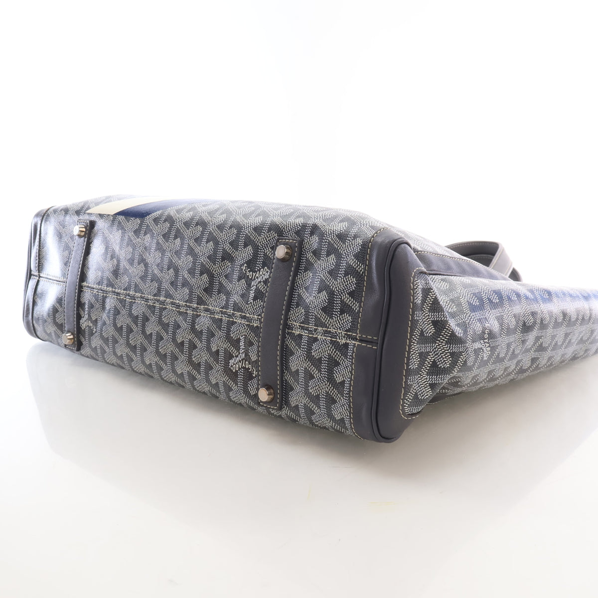Pre-Owned Goyard MM Goyardine Artois, base and feet view, photo 7 of 19