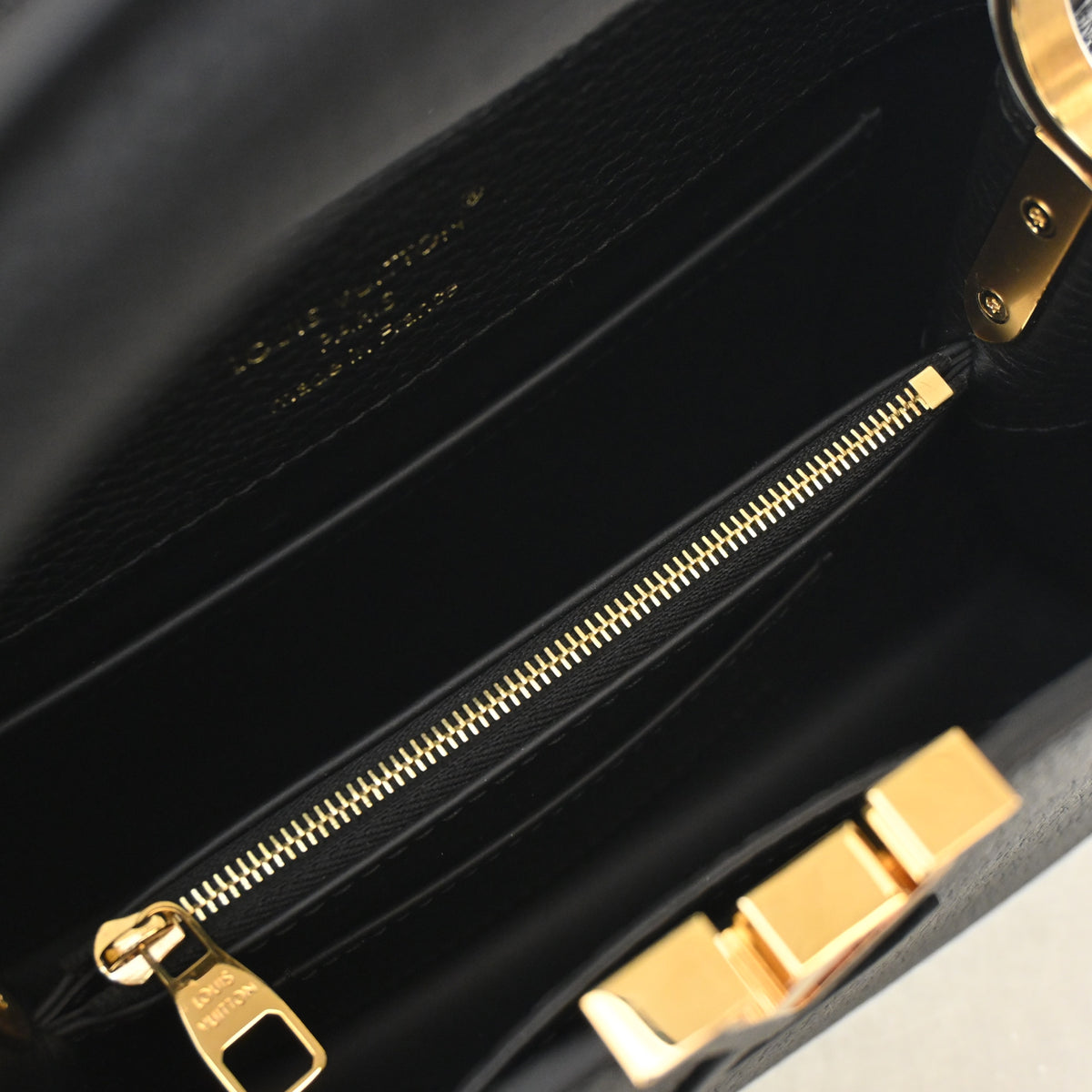 Pre-Owned Louis Vuitton Taurillon Capucines BB, open interior