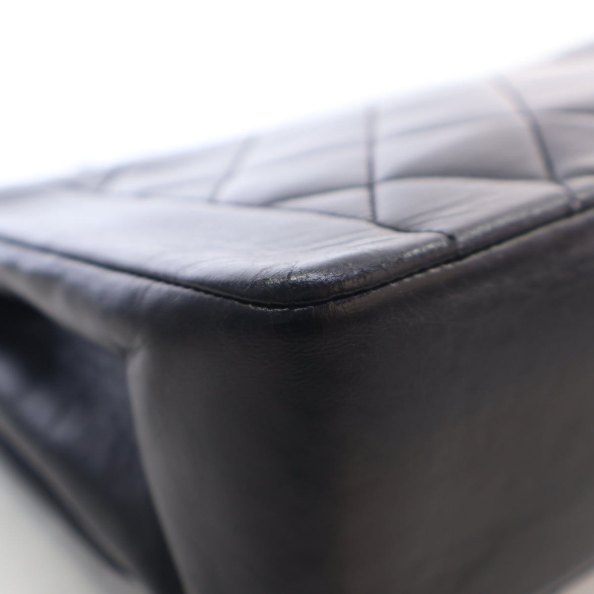 Vintage Chanel Flap Bag Medium Lambskin Diana, corner and edge detail, photo 12 of 16