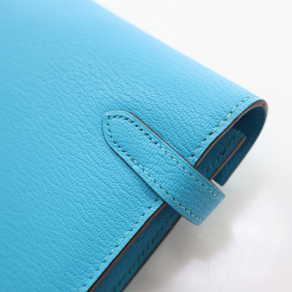 Pre-Owned Hermès Kelly Bleu Azteque Chevre Mysore Leather Classic Lounge Wallet, corner detail