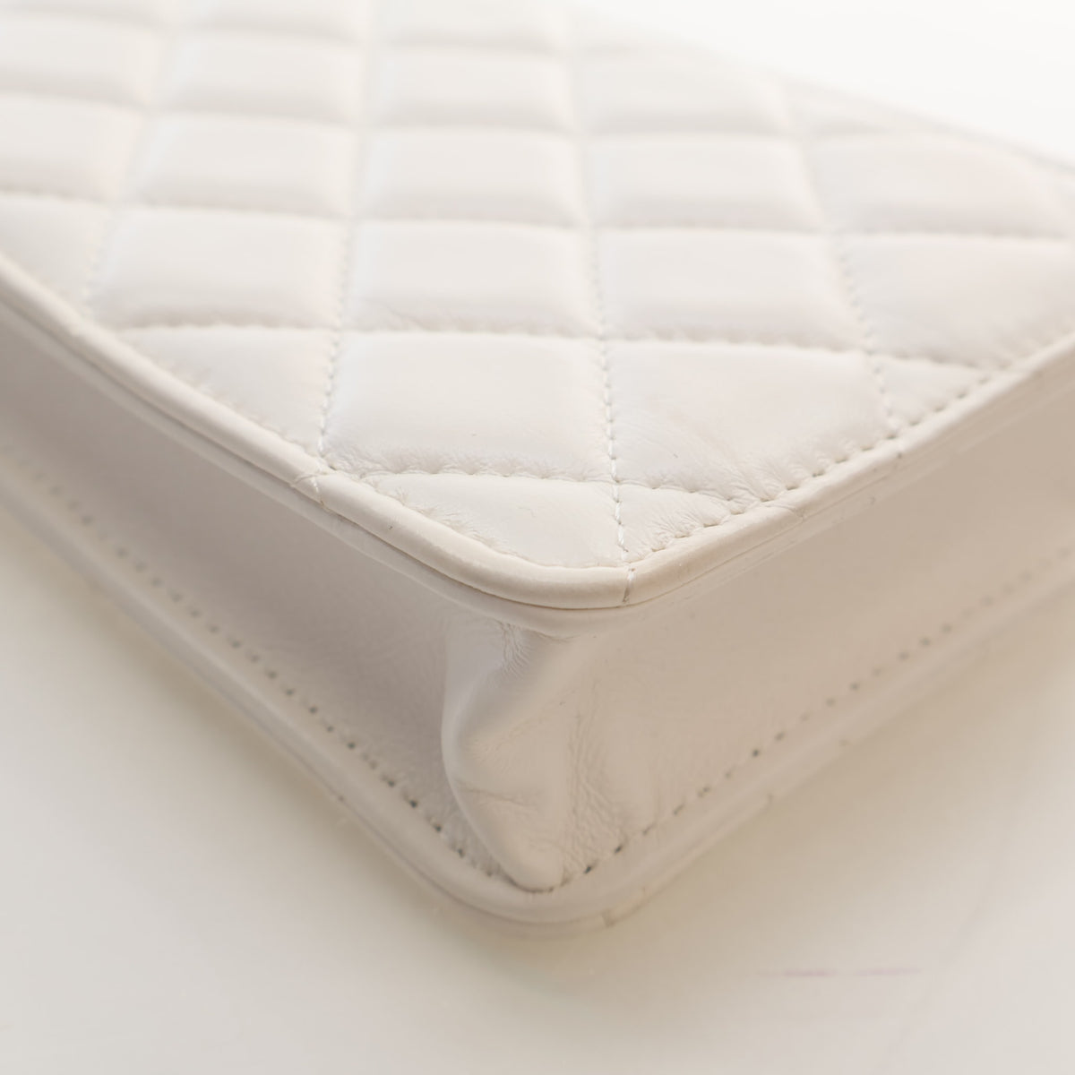 Pre-Owned Chanel Phone Holder Lambskin On Chain, corner and edge detail, photo 12 of 17