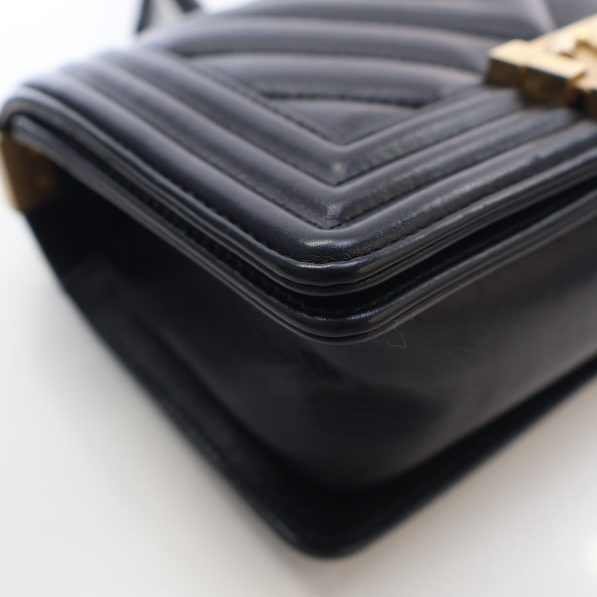 Pre-Owned Chanel Boy Bag Small Chevron, corner and edge detail