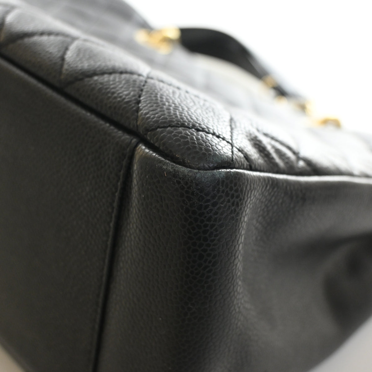 Pre-Owned Chanel Grand Shopping Tote Caviar Leather, corner and edge detail, photo 13 of 17