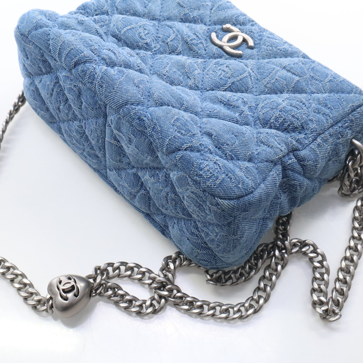 Pre-Owned Chanel Hobo Denim Sweetheart Crush, strap and chain detail