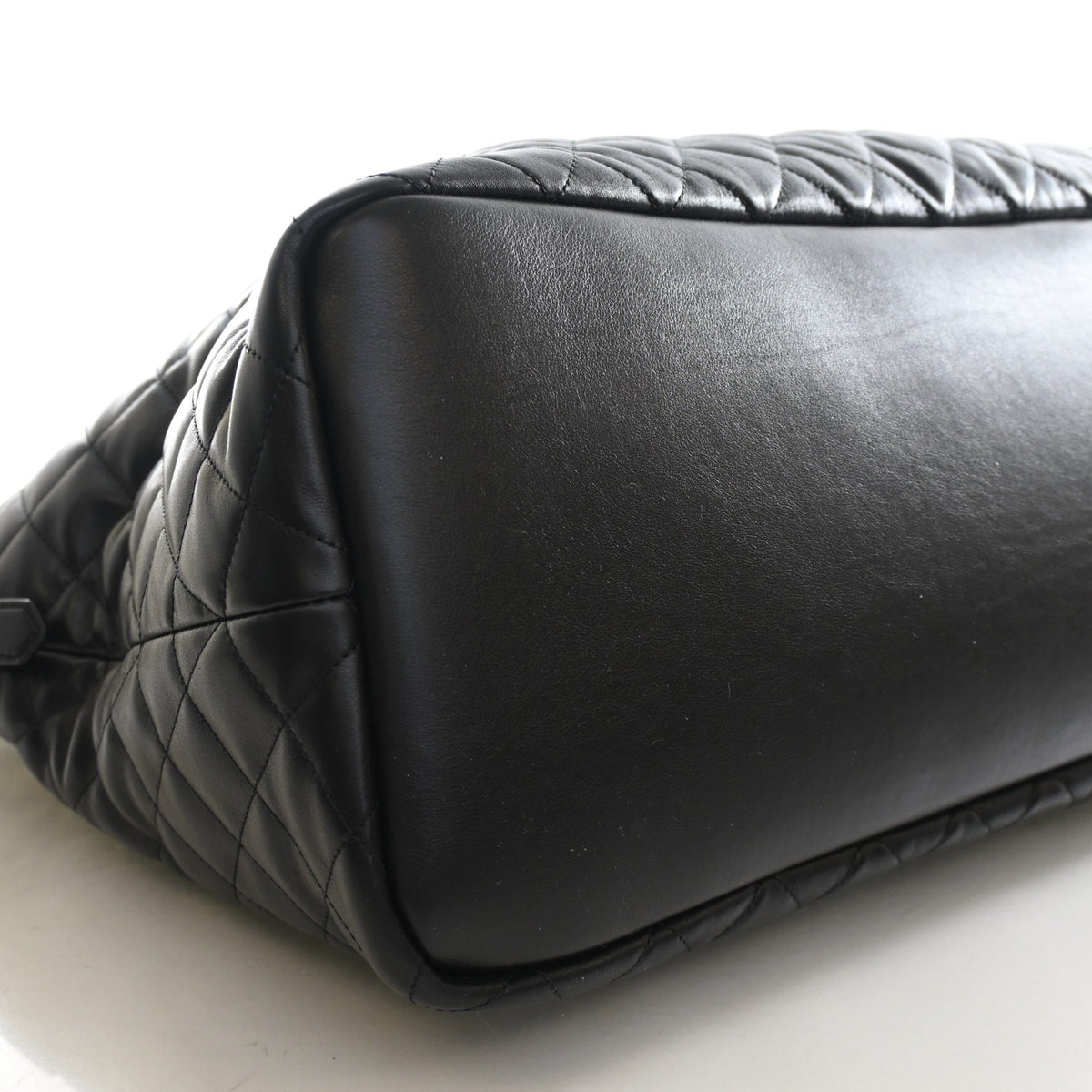 Pre-Owned Saint Laurent Calfskin ES Giant Travel Bag, base and feet view, photo 6 of 12