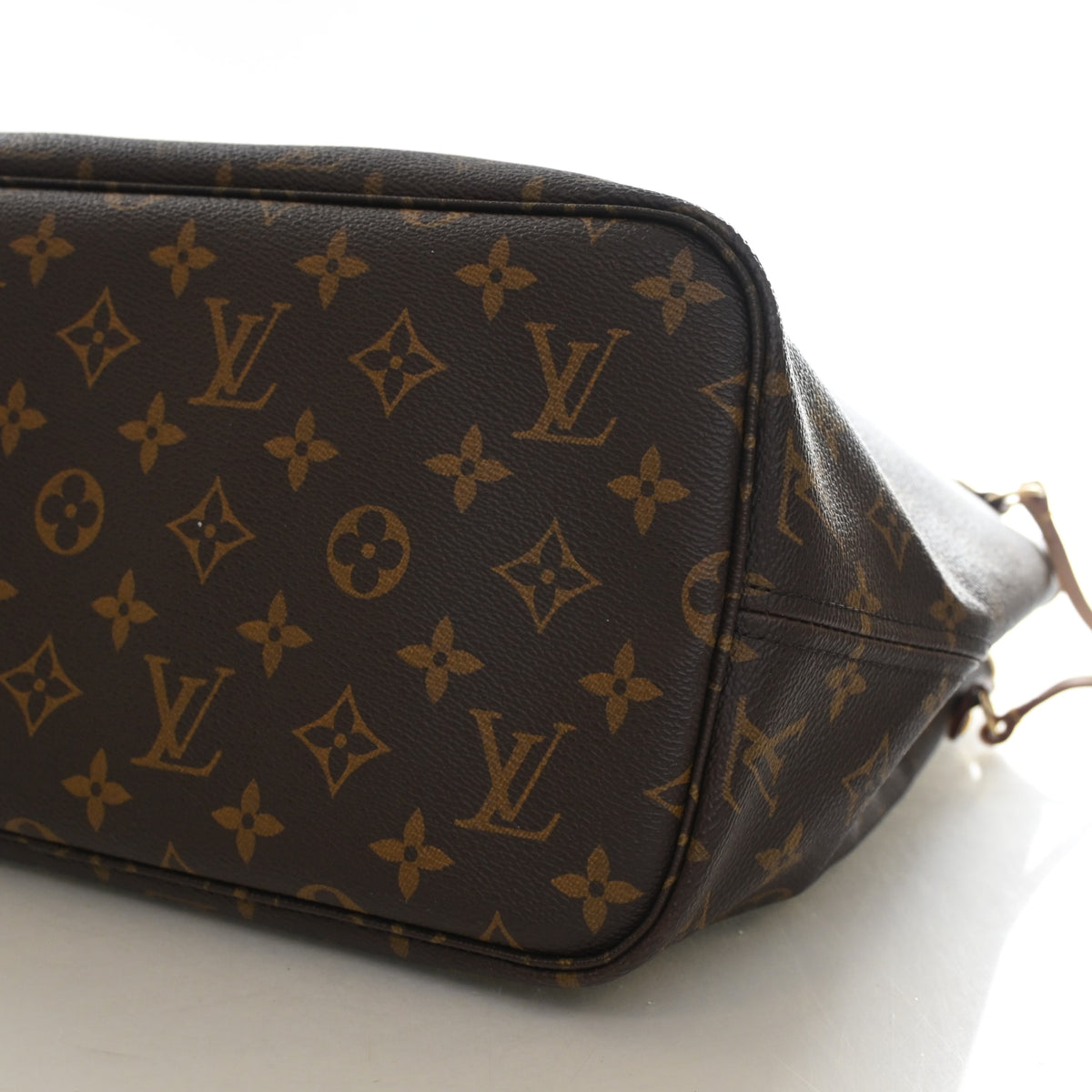 Pre-Owned Louis Vuitton Neverfull MM Monogram, base and feet view, photo 7 of 16