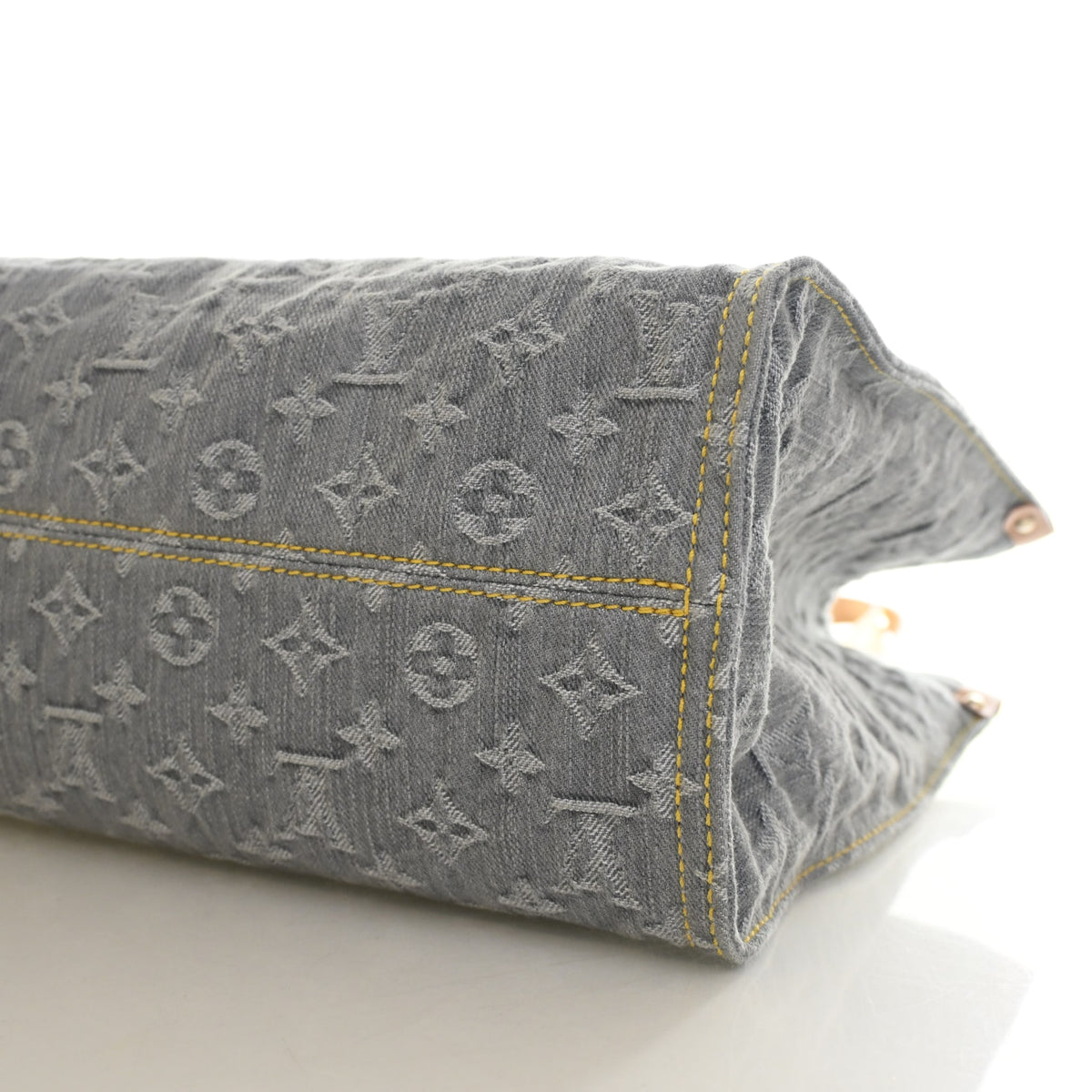 Pre-Owned Louis Vuitton Onthego MM Monogram Denim, corner and edge detail