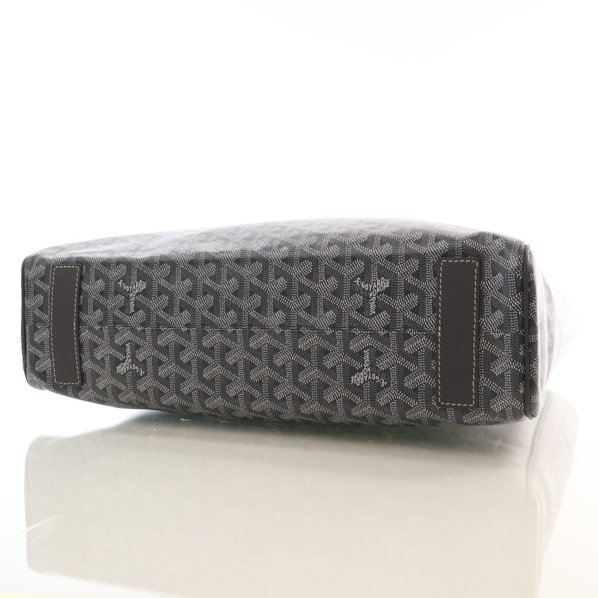 Pre-Owned Goyard Goyardine Voltaire, base and feet view, photo 7 of 16