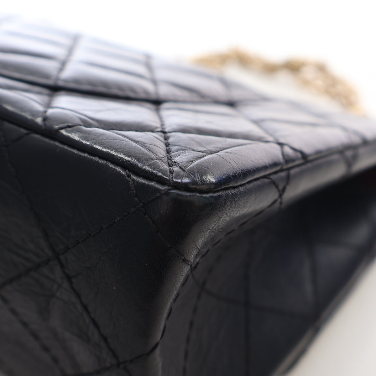Pre-Owned Chanel Flap Bag Aged Calfskin 2.55 Reissue, corner and edge detail, photo 12 of 17