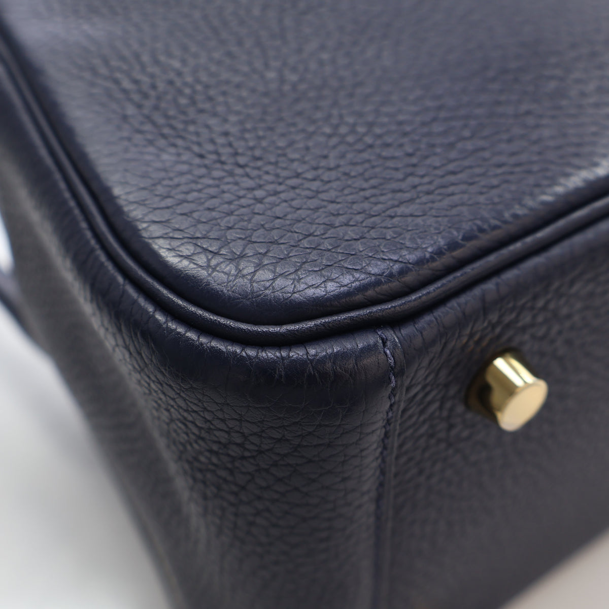 Pre-Owned Hermès Lindy 30 Bleu Nuit Clemence Leather, corner detail