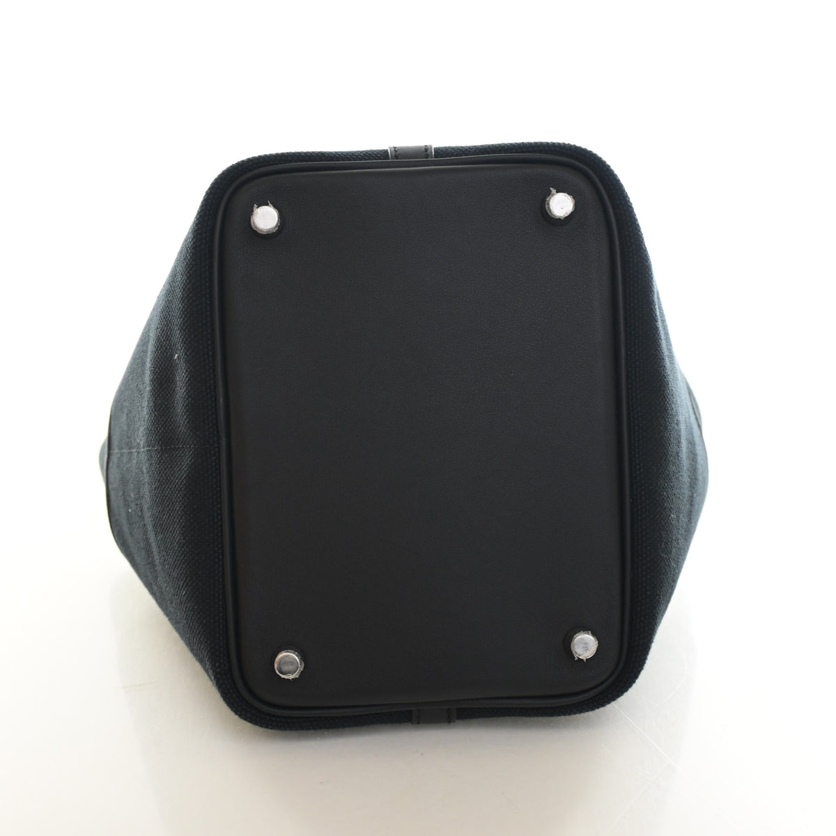 Pre-Owned Hermès Picotin Lock 18 Noir Toile Cargo, base and feet view, photo 9 of 15