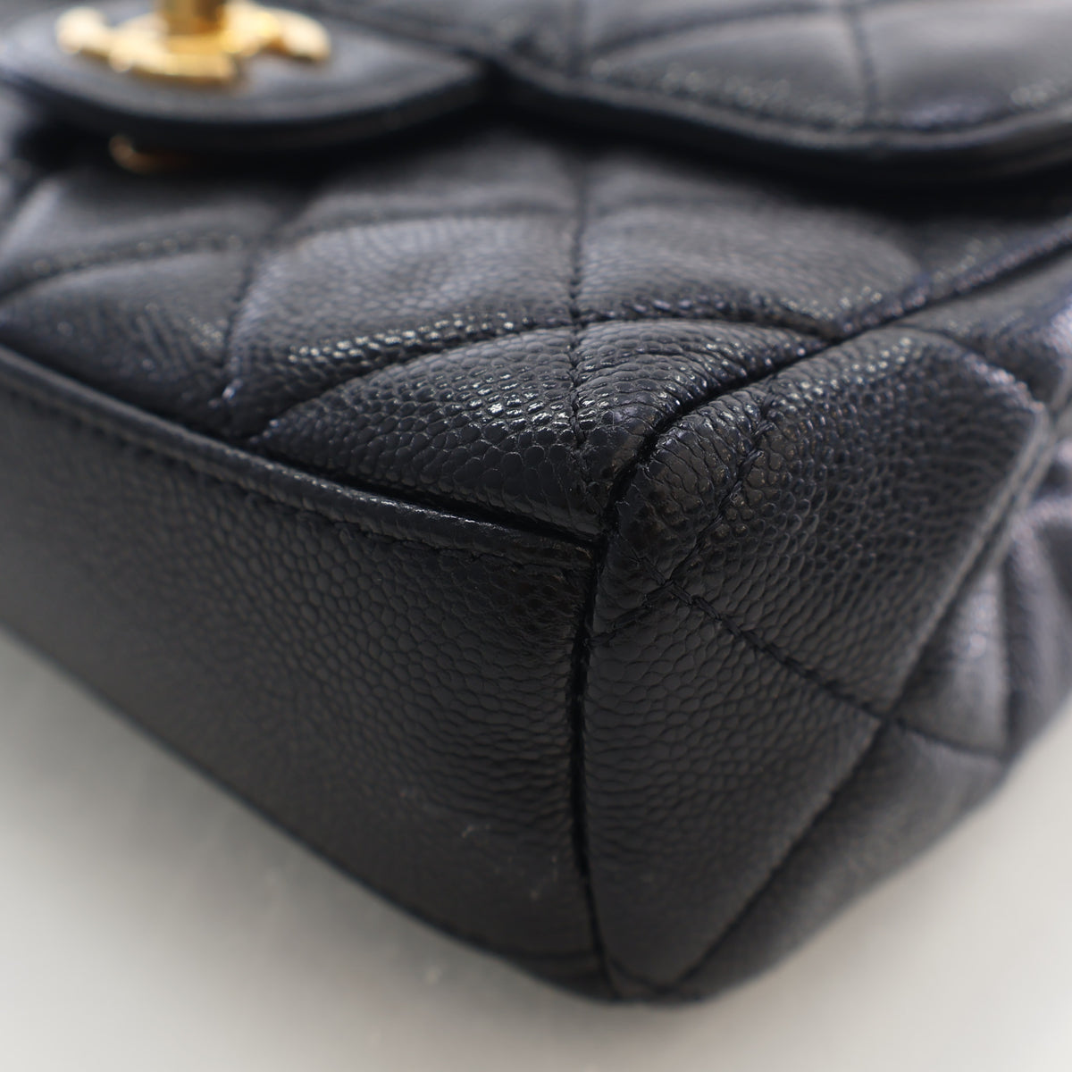 Pre-Owned Chanel Flap Bag Mini Caviar Leather Classic Single, corner and edge detail, photo 9 of 19