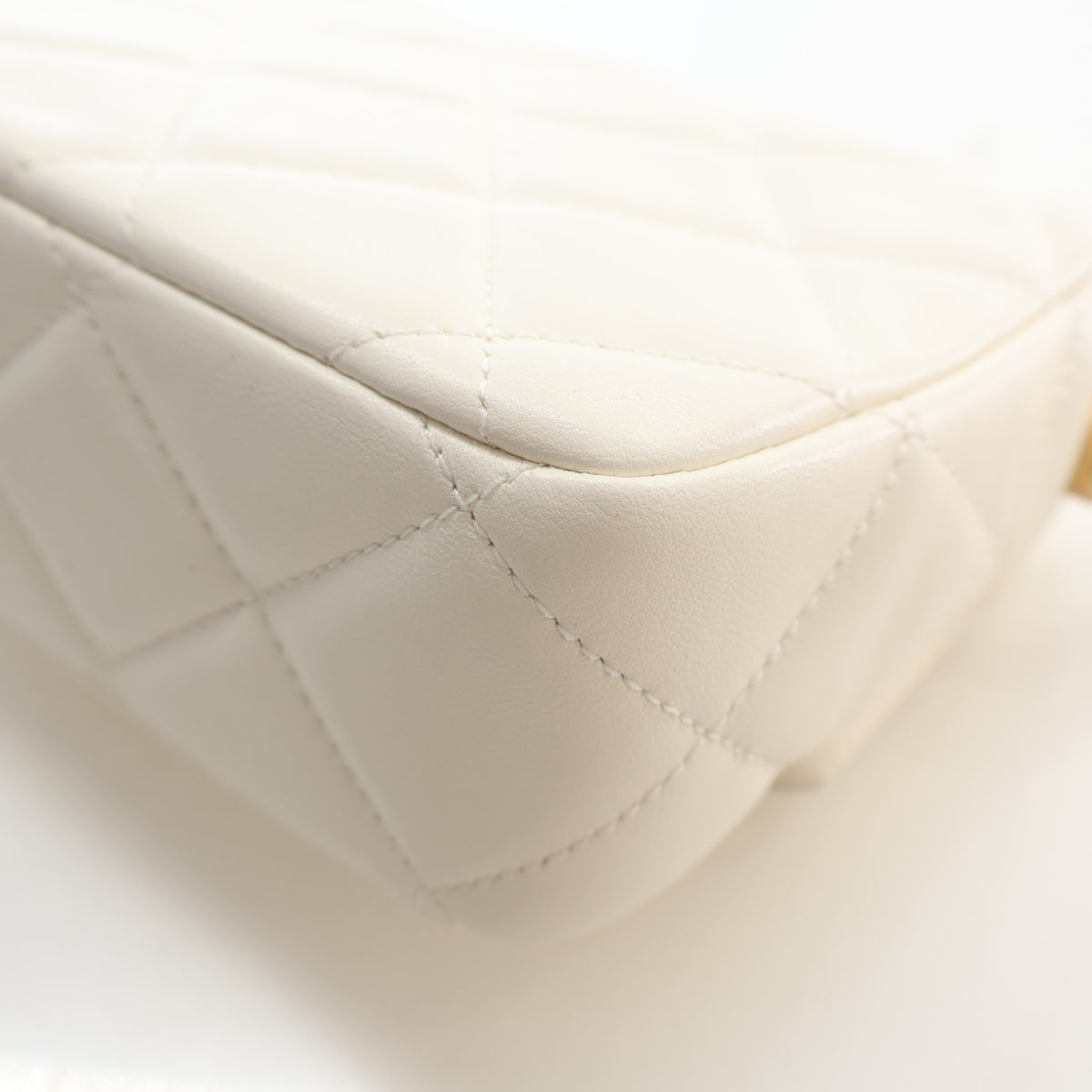 Pre-Owned Chanel Flap Bag Mini Lambskin My Perfect, corner and edge detail, photo 14 of 17