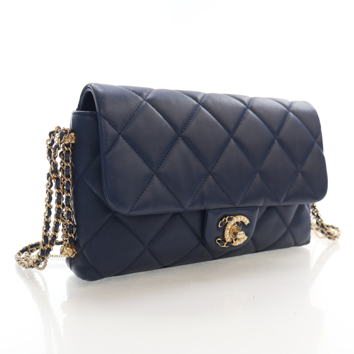 Pre-Owned Chanel Flap Bag Medium Lambskin Chain, three-quarter view, photo 2 of 19
