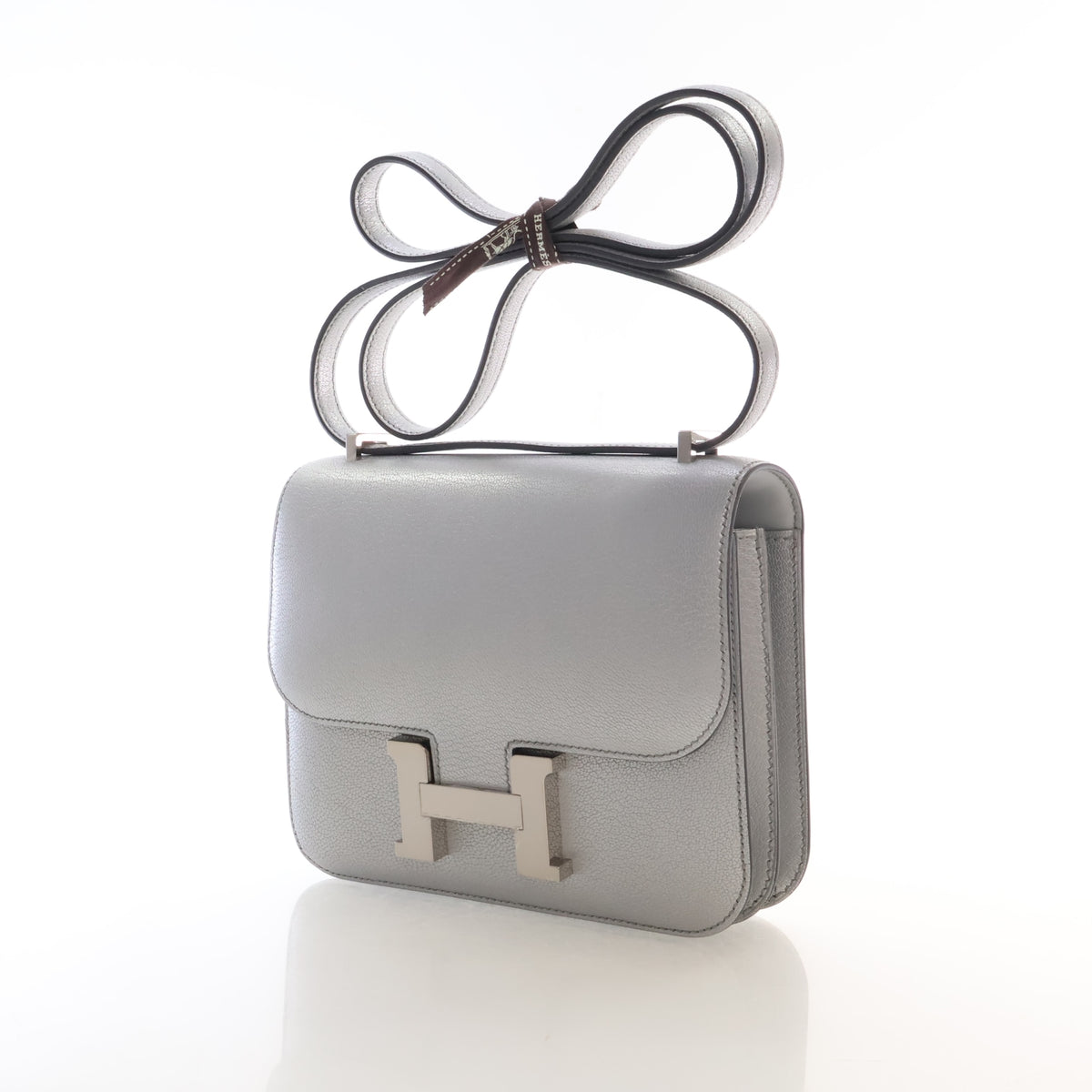 Pre-Owned Hermès Constance 18 Argent Chevre Leather Chamkilight, three-quarter view