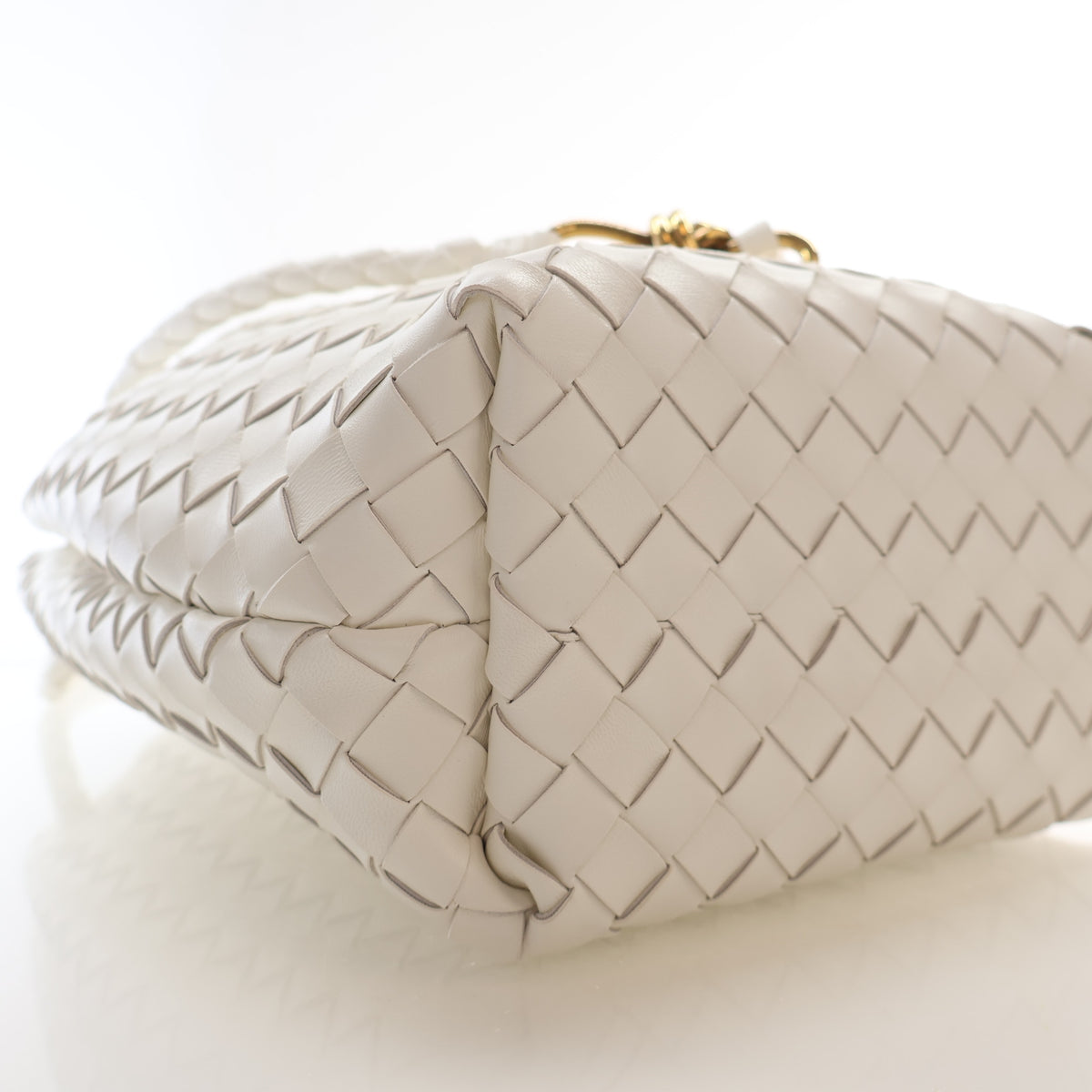 Pre-Owned Bottega Veneta Andiamo Small Intrecciato Lambskin Bucket, corner and edge detail