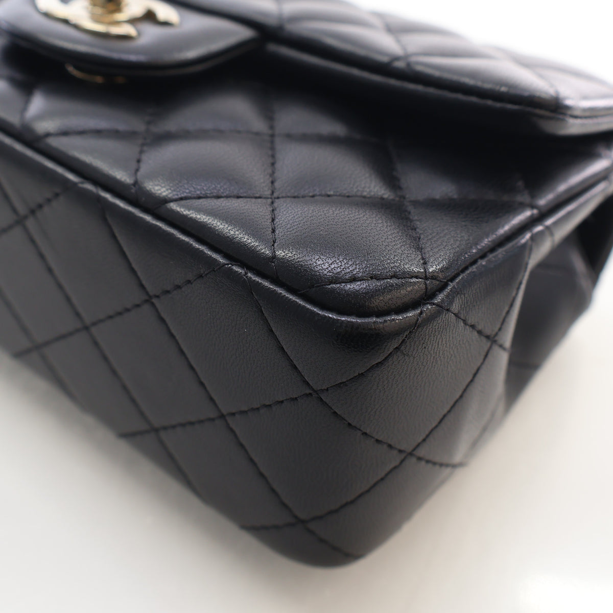 Pre-Owned Chanel Flap Bag Small Lambskin Classic Single, corner detail