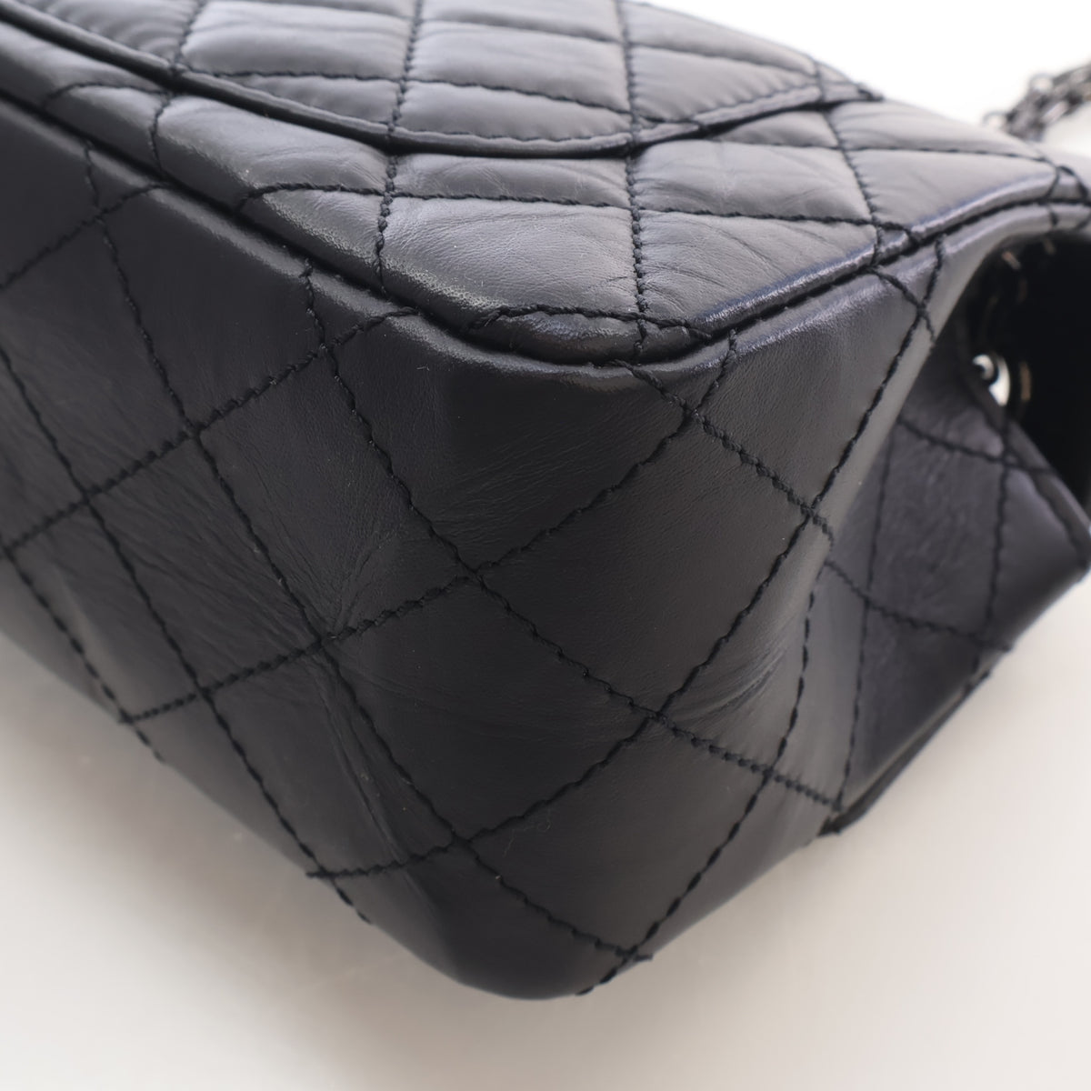 Pre-Owned Chanel Flap Bag Mini Aged Calfskin Reissue 2.55, corner and edge detail, photo 13 of 17