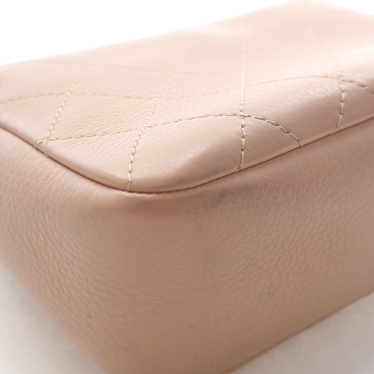Pre-Owned Chanel Flap Bag Medium Calfskin Single, corner and edge detail, photo 14 of 21