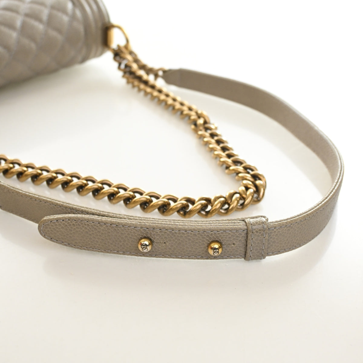 Pre-Owned Chanel Boy Bag Medium Caviar Leather, strap and chain detail, photo 10 of 22