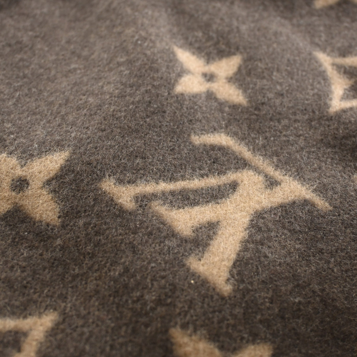 Pre-Owned Louis Vuitton Neo Monogram Blanket, logo detail