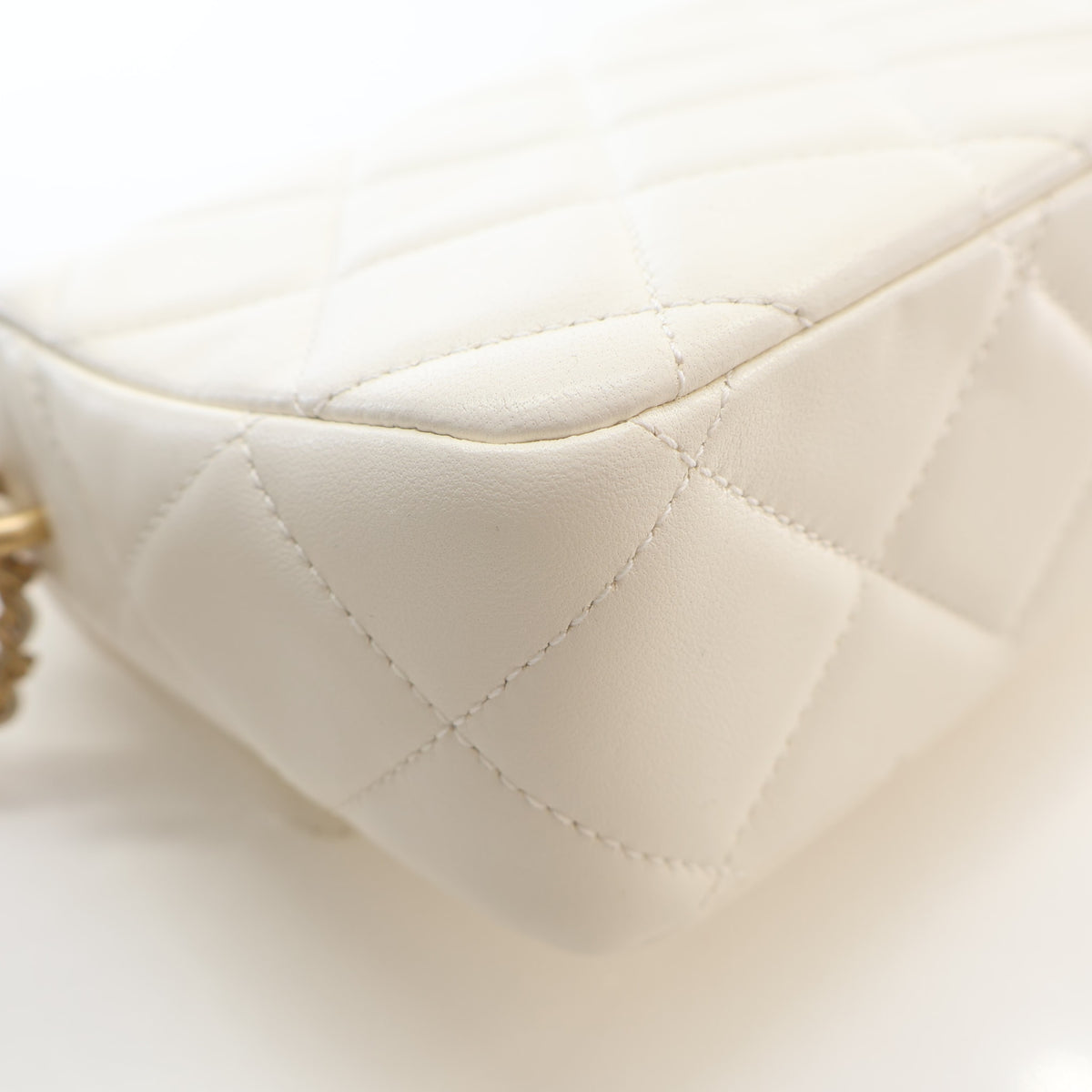 Pre-Owned Chanel Flap Bag Mini Lambskin My Perfect, corner and edge detail, photo 13 of 17
