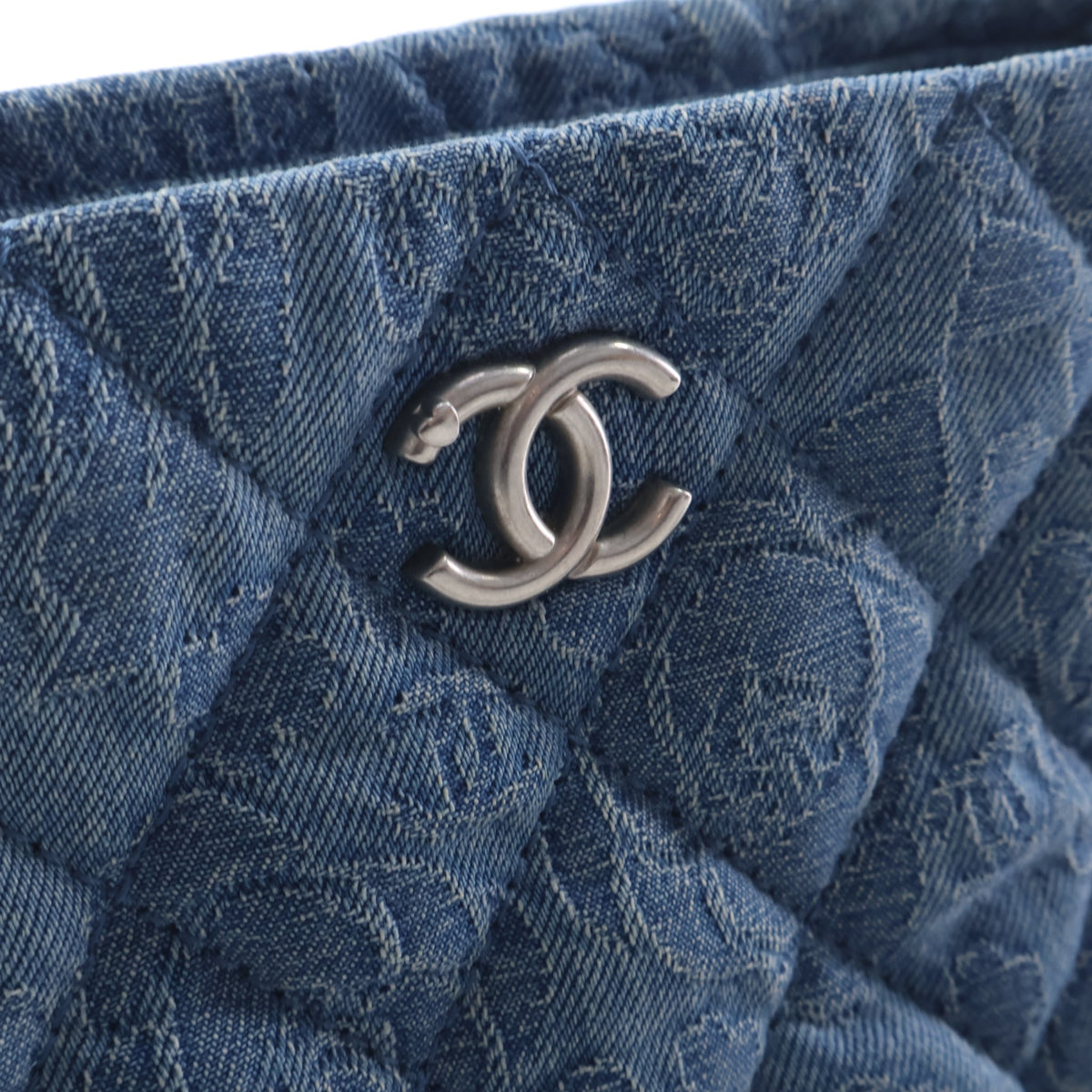 Pre-Owned Chanel Hobo Denim Sweetheart Crush, silver embossed logo detail