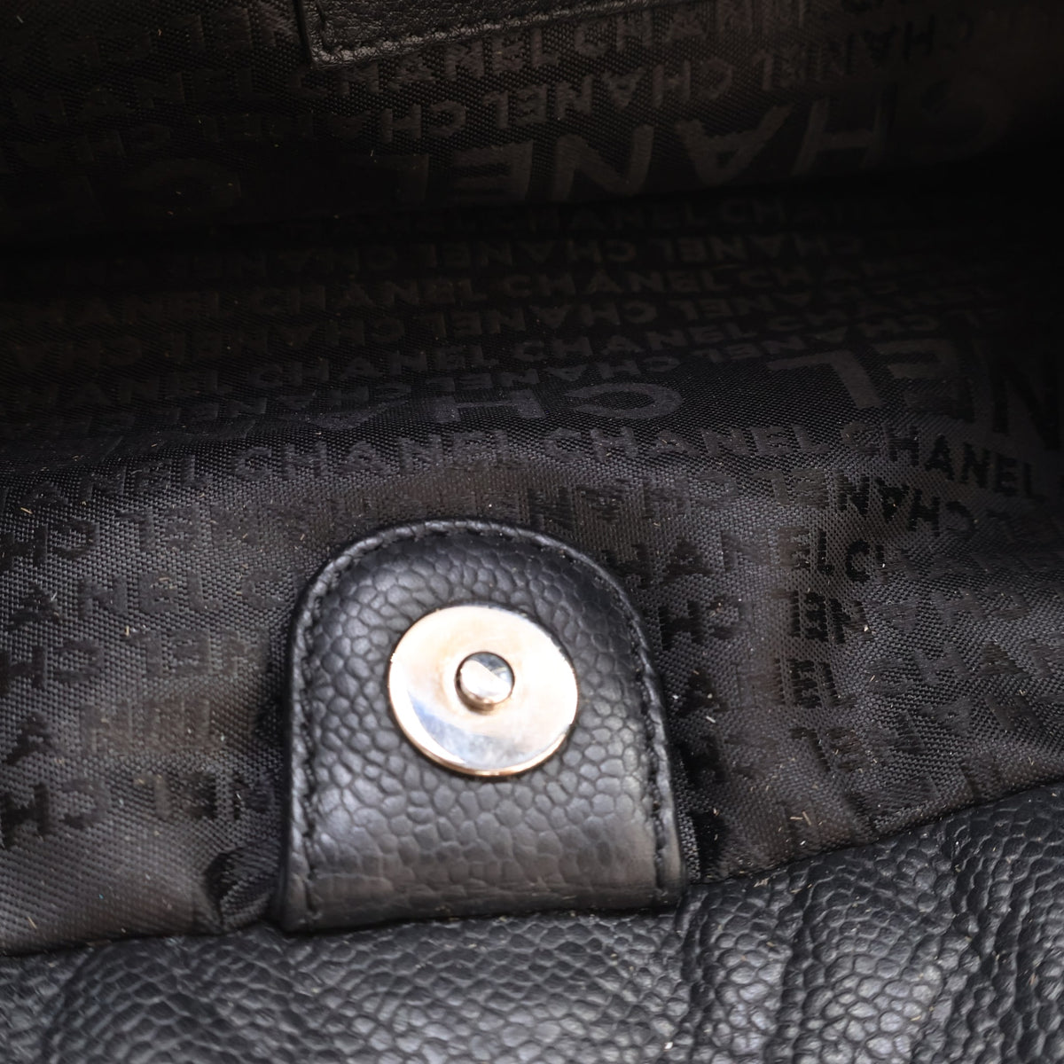 Pre-Owned Chanel Tote Woven Caviar Leather CC Charm, open interior with lining, photo 16 of 17