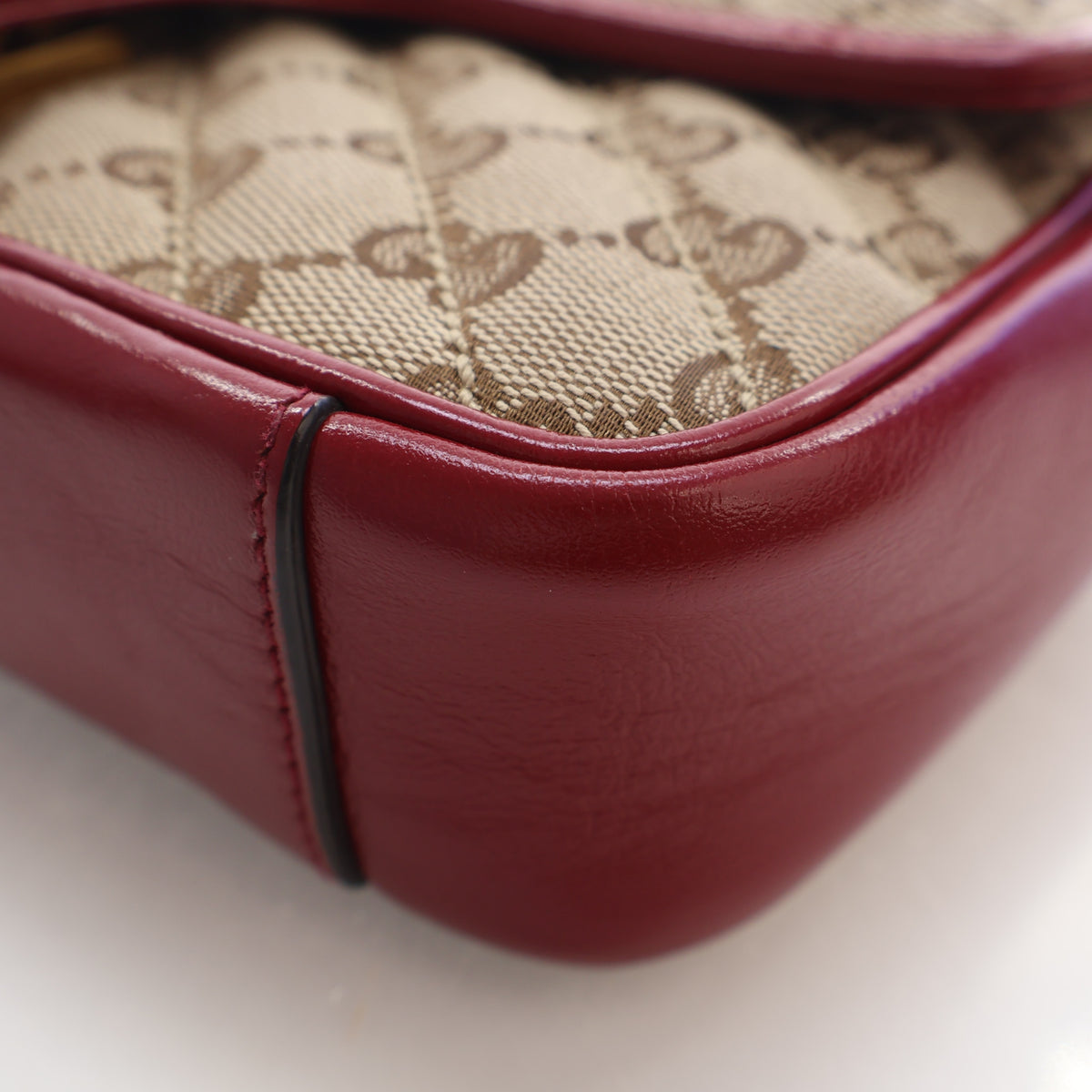 Pre-Owned Gucci Flap Bag Small GG Canvas Marmont, corner detail