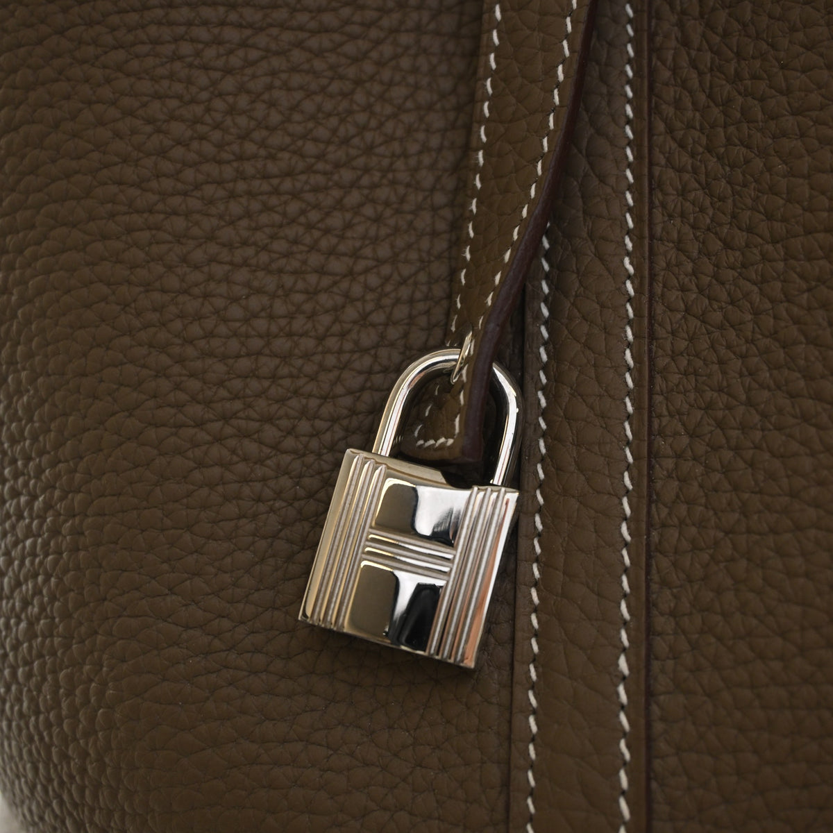 Pre-Owned Hermès Picotin Lock 22 Etoupe Clemence Leather, silver hardware close-up