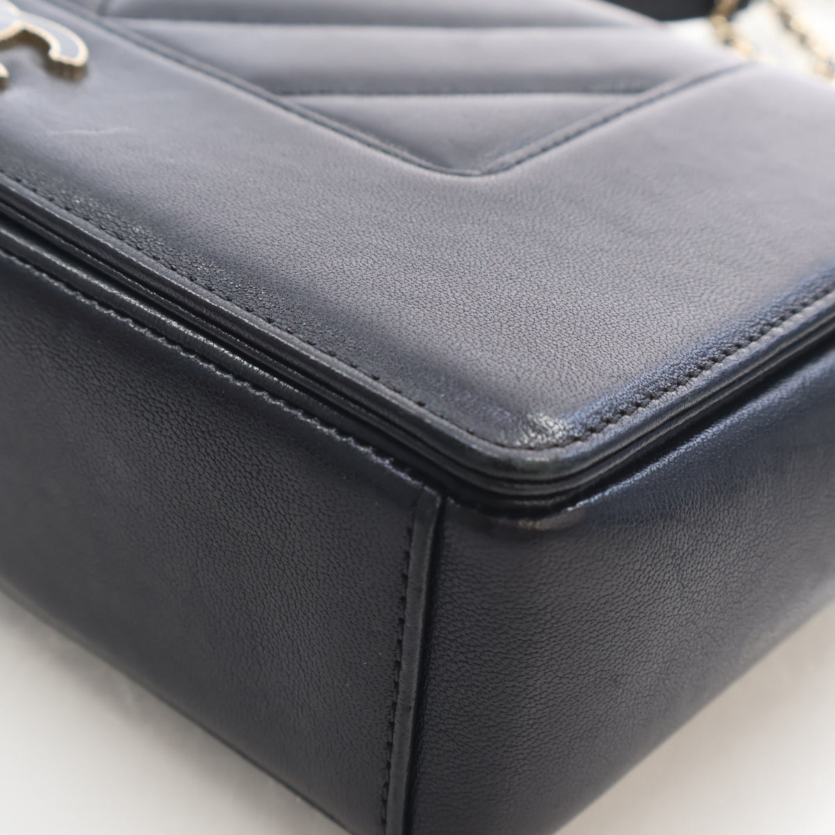 Vintage Chanel Flap Bag Medium Sheepskin Mademoiselle, corner detail
